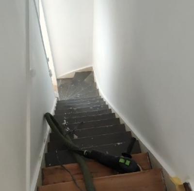 Décapage du parquet recouvert de vieille peinture de plomb