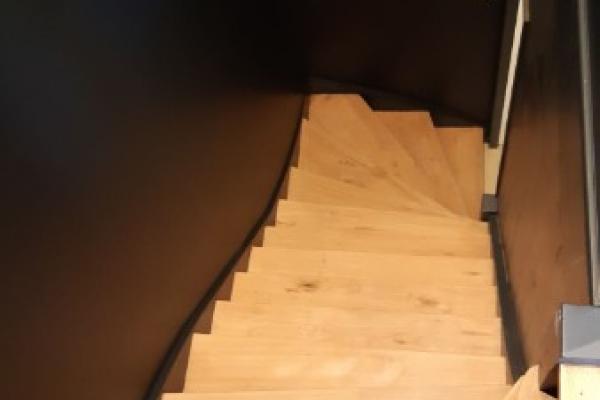 Cage d'escalier rénové + escalier décapé et repeint dans l'air du temp