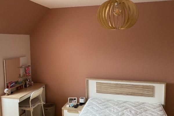 Rafraichissement de cette chambre de jeune adolescente repeint a son gouts 