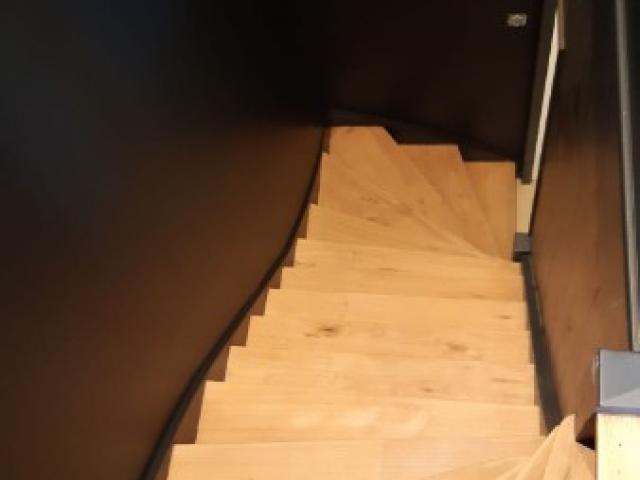 Cage d'escalier rénové + escalier décapé et repeint dans l'air du temp