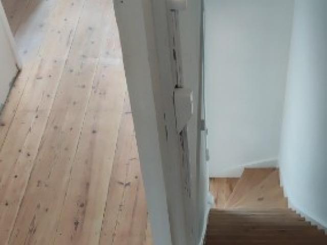 Décapage du parquet recouvert de vieille peinture de plomb