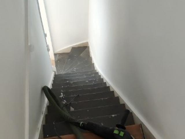 Décapage du parquet recouvert de vieille peinture de plomb
