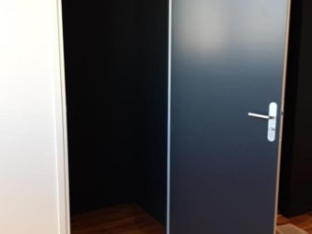 Cage d'escalier rénové + escalier décapé et repeint dans l'air du temp