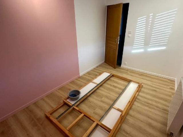 Remise a neuf de cette chambre de petite fille 